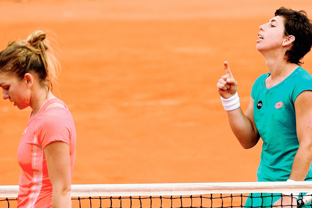 La rival de la española, derecha, será una tenista rusa. (Foto Prensa Libre: AFP)