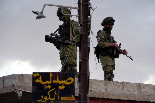Soldados rusos patrullan un pequeño pueblo sirio cerca de la ciudad de Hama. (AFP).