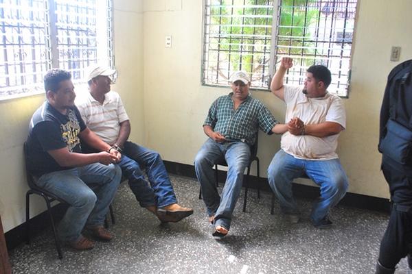 Cuatro de los seis capturados por ataque a integrantes de banda Paco Pineda, en Retalhuleu. (Foto Prensa Libre: Jorge Tizol)<br _mce_bogus="1"/>