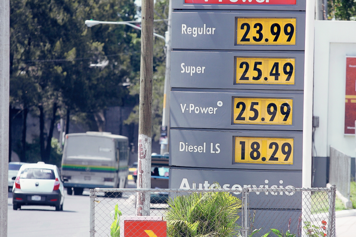 Precios de las gasolinas  disminuyeron entre Q0.75 centivos y Q1 quetzal por galón  hoy. (Foto Prensa Libre: Esbin Garcia).