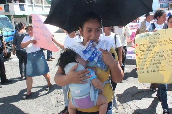 Una mujer participa en la protesta para exigir que el Gobierno complete el presupuesto a organizaciones que prestan servicio de salud, en Chiquimula. (Foto Prensa Libre: Edwin Paxtor)<br _mce_bogus="1"/>