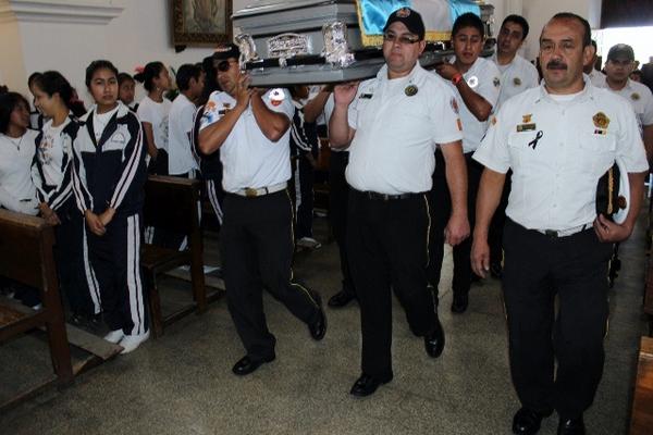 Socorristas ingresan a la catedral de Santa Cruz del Quiché el ataúd que contiene los restos de Aparicio Román. (Foto Prensa Libre: Óscar Figueroa)<br _mce_bogus="1"/>