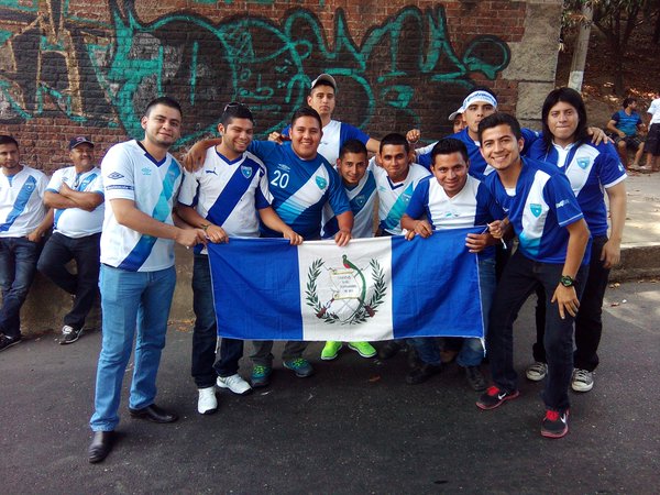 Un grupo de aficionados luce una bandera de Guatemala en las afueras del Mateo Flores. (Foto Prensa Libre: Norvin Mendoza).
