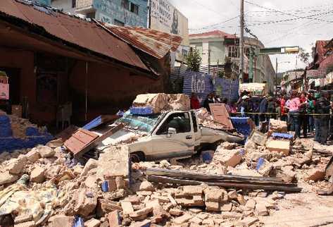 Las paredes de adobe de un antiguo  inmueble, en el centro de San Marcos, cayeron sobre un vehículo que transitaba por el lugar al momento del sismo.
