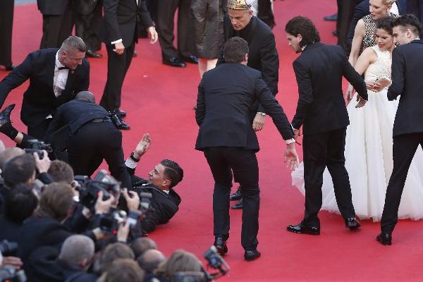 El cómico ucraniano es expulsado por agentes de seguridad (Foto Prensa Libre: AFP)<br _mce_bogus="1"/>