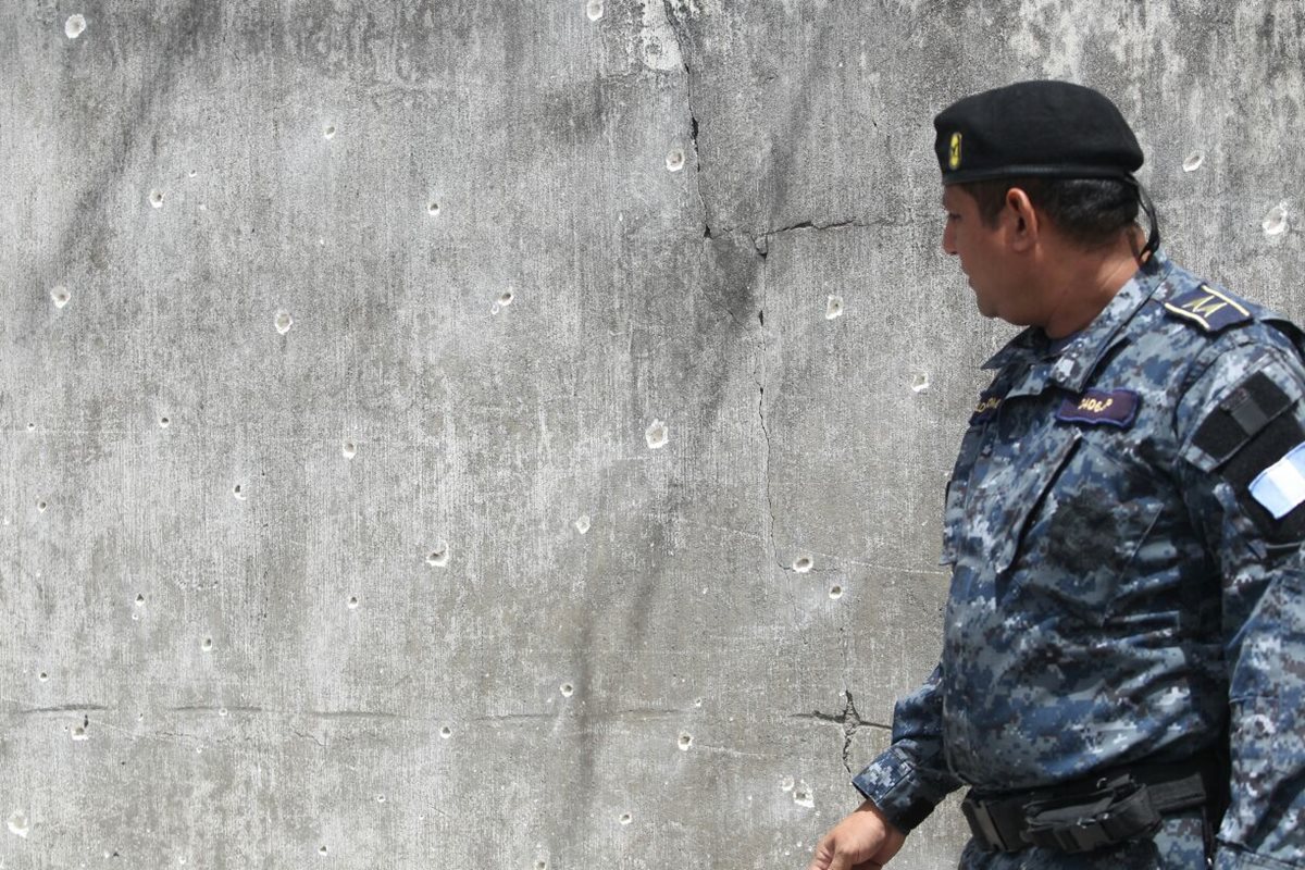Las esquirlas de una granada impactaron en un muro perimetral del Círculo Aéreo, en la avenida Hincapié, zona 13. (Foto Prensa Libre: Érick Ávila)