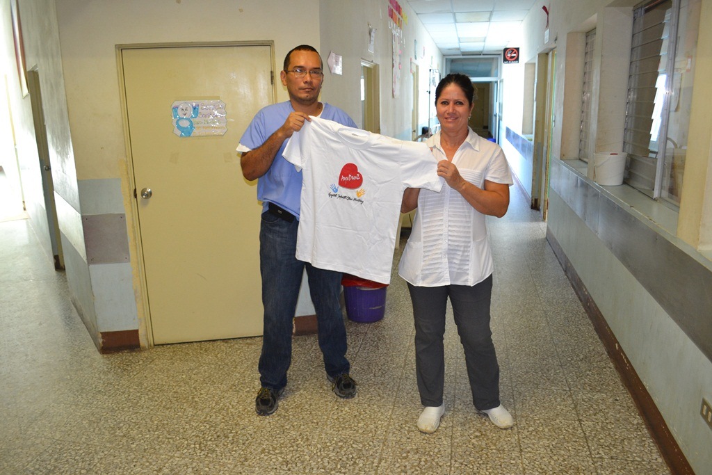 Personal médico muestra una de las playeras en que está en venta en el Hospital Nacional Infantil Elisa Martínez de Puerto Barrios. (Foto Prensa Libre: Edwin Perdomo).