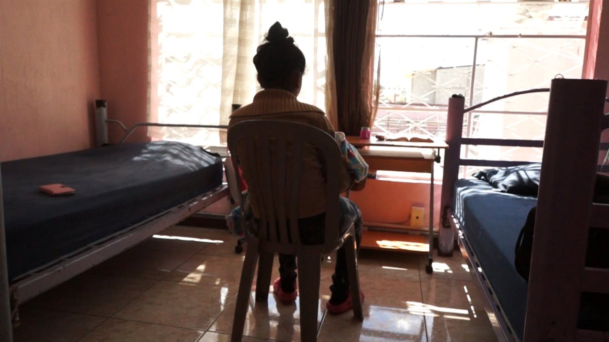 Jenny, con su bebé en brazos, en una de las habitaciones de la casa hogar en la que se encuentra recluida. (Foto Prensa Libre: Gabriela López)