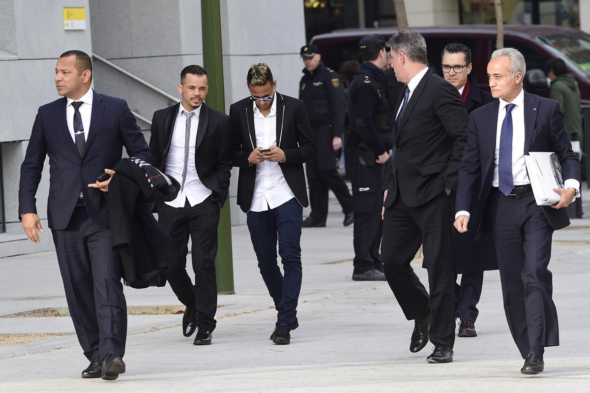 El brasileño Neymar acompañado por su padre Neymar Santos a su llegada a la corte nacional de España. (Foto Prensa Libre: AFP)