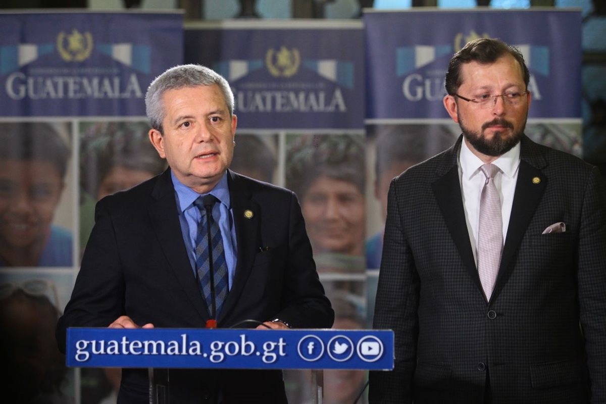 Carlos Martínez, secretario General, y Heinz Heimann, portavoz de la Presiencia, en conferencia de prensa.(Foto Prensa Libre: Carlos Hernández)