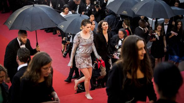 Sin zapatos. Así terminó Kristen Stewart la última fase de su llegada al festival de cine de Cannes, en Francia. (Foto Prensa Libre:GETTY IMAGES)
