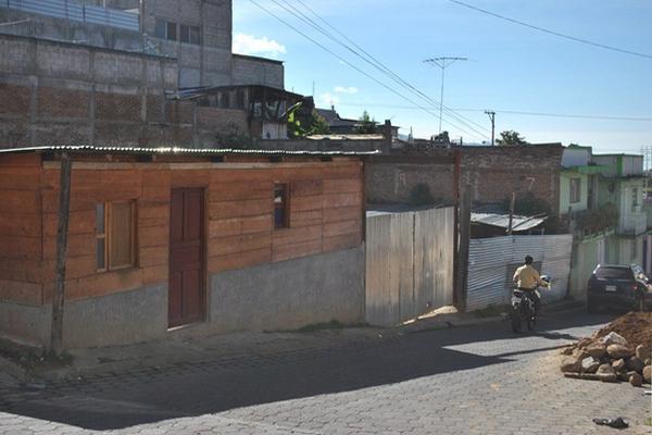 Pobladores de  San Marcos han reconstruido sus viviendas con madera y láminas, debido a que no han recibido ayuda de  autoridades. (Foto Prensa Libre: Aroldo Marroquín)