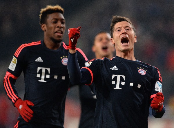 Bayern Múnich vuelve a ganar y ahora con dos goles del Lewandowski. (Foto Prensa Libre: AFP)