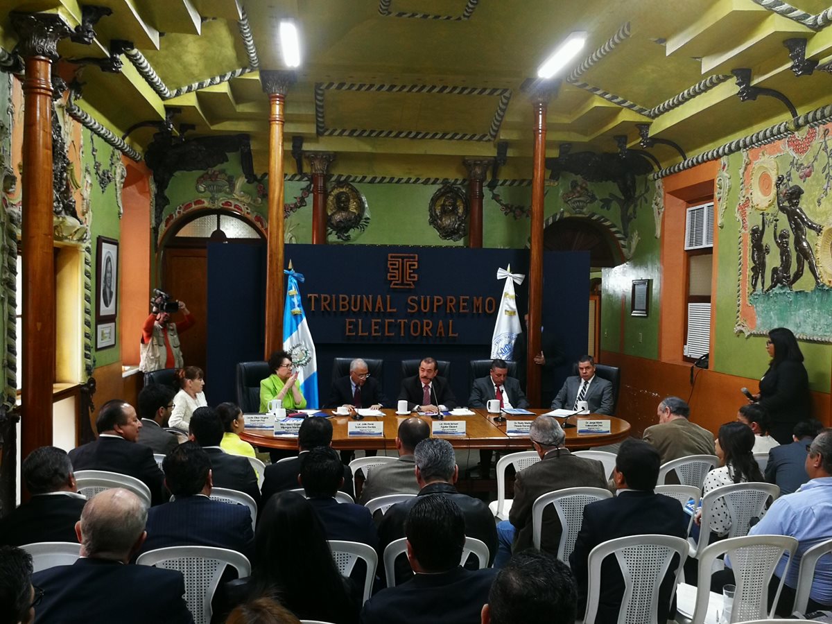 Reunión mensual de los magistrados del TSE con los representantes de los partidos políticos. (Foto Prensa Libre: Manuel Hernández)