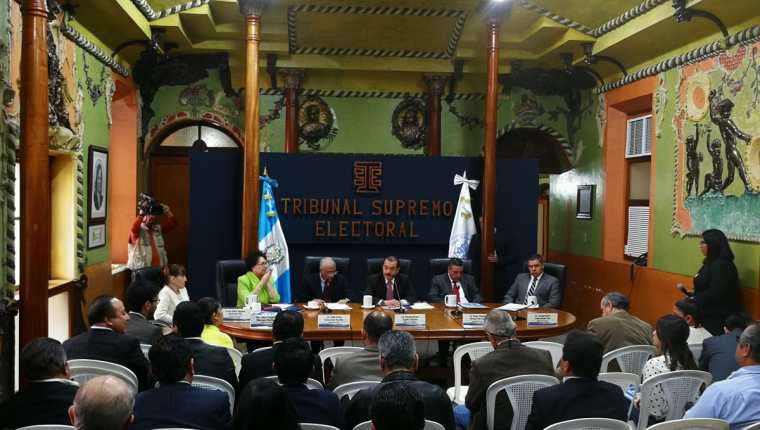 Reunión mensual de los magistrados del TSE con los representantes de los partidos políticos. (Foto Prensa Libre: Manuel Hernández)