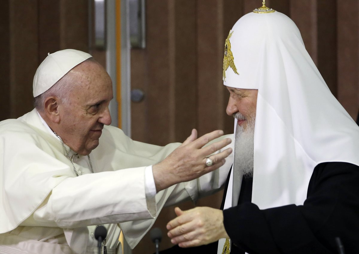 El papa Francisco (izquierda), saluda al patriarco ruso, Kirill (derecha), durante el encuentro que sostuvieron en La Habana. (Foto Prensa Libre: AFP).