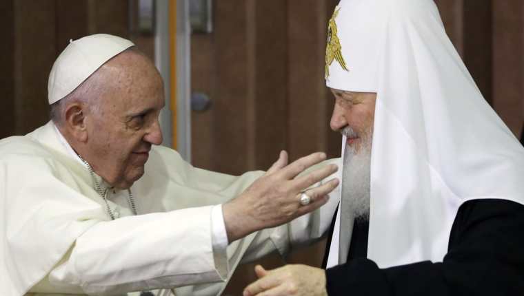 El papa Francisco (izquierda), saluda al patriarco ruso, Kirill (derecha), durante el encuentro que sostuvieron en La Habana. (Foto Prensa Libre: AFP).