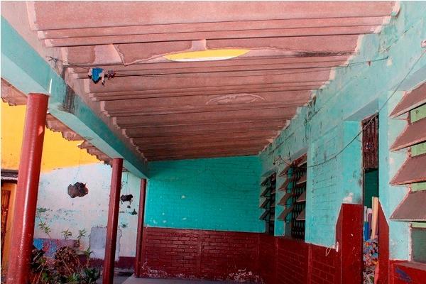Láminas duralita están quebradas en plantel educativo, en la ciudad de Escuintla. (Foto Prensa Libre: Melvin Sandoval)