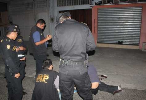 Agentes recaban      evidencias  sobre hecho.