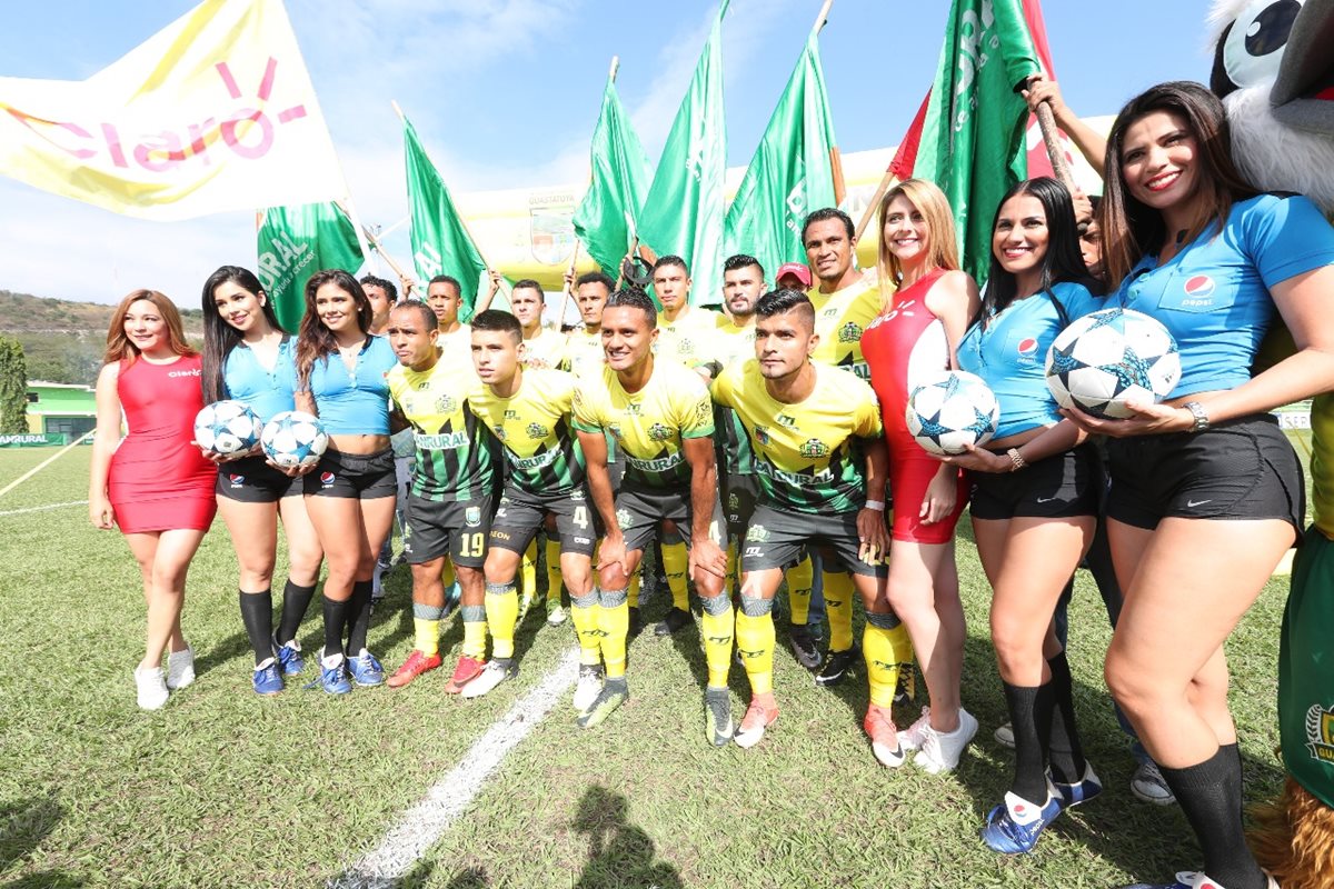 El once de Guastatoya posa para la foto del recuerdo. (Foto Prensa Libre: Edwin Fajardo).