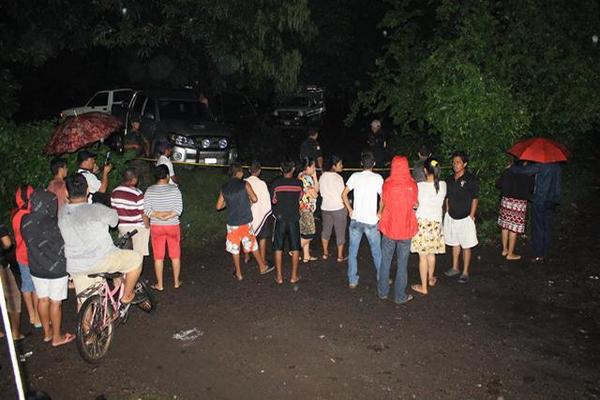 Curiosos permanecen en el lugar donde fue baleada una pareja, en Masagua. (Foto Prensa Libre: Enrique Paredes) <br _mce_bogus="1"/>