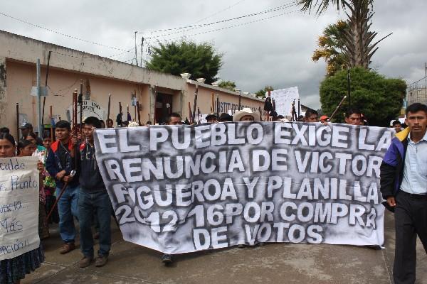 inconformes marchan,   en rechazo de   jefe edil.