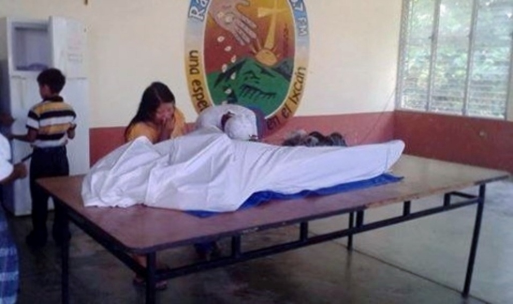 El cuerpo de Diego Salomón Esteban Gaspar fue velado en la sede de Radio Sembrador, donde laboraba como locutor en Playa Grande, Ixcán, Quiché.(Foto Prensa Libre: Óscar Figueroa)