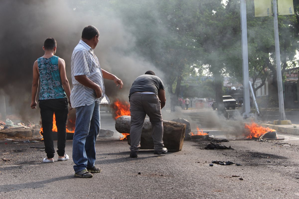 Un grupo de personas durante una manifestación en Maracaibo (Venezuela) en rechazo al racionamiento eléctrico. (Foto Prensa Libre: EFE).