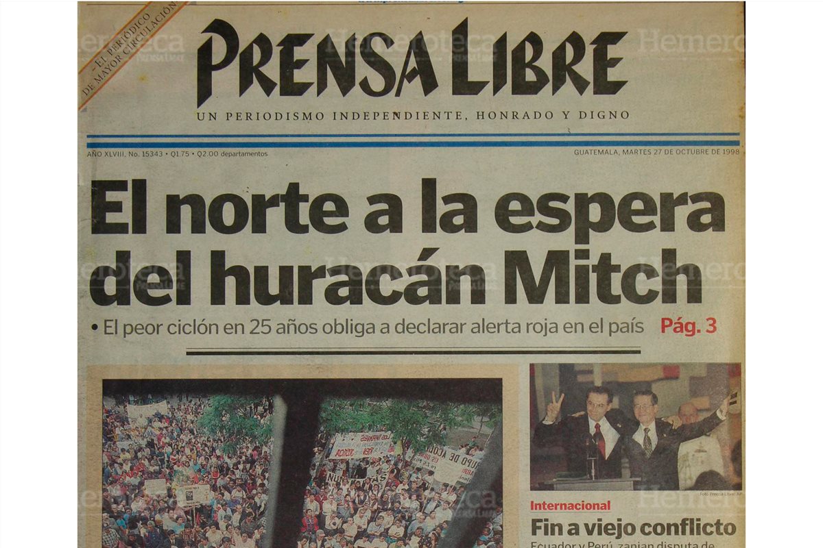 Portada del 27/10/1998 en la cual se informa sobre la llegada del Huracán Mitch a las costas de Izabal. (Foto: Hemeroteca PL)
