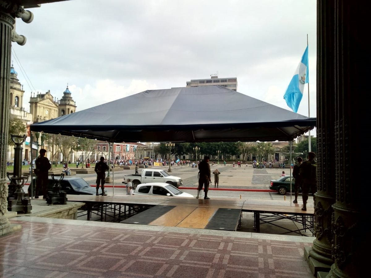 Frente al Palacio Nacional se afinan los detalles para las actividades de este viernes y sábado por la Independencia. (Foto Prensa Libre: Óscar Rivas)