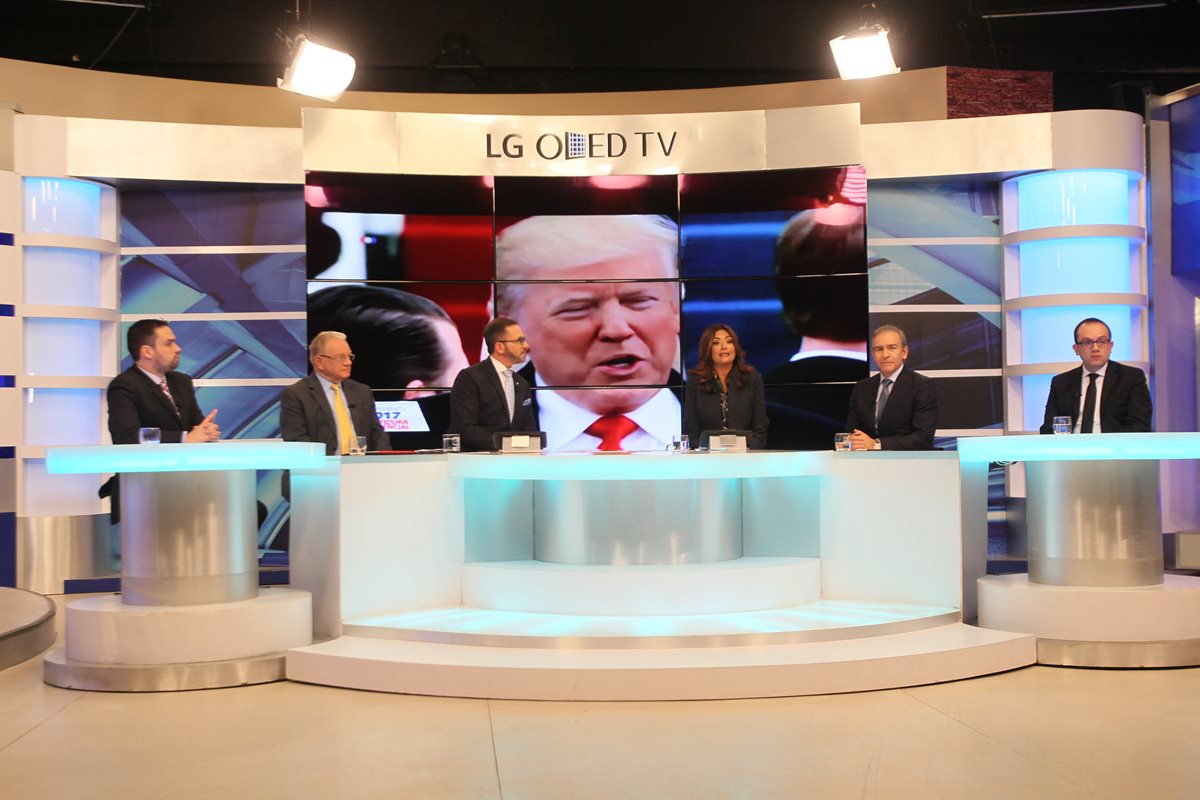 Los expertos invitados al foro de análisis al primer discurso de Donald Trump discuten las perspectivas políticas.(Foto Prensa Libre:Érick Ávila)