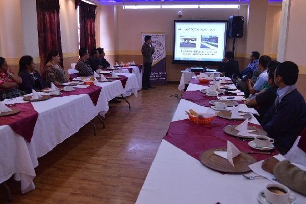 Representantes de organizaciones muestran resultados de monitoreo, en Totonicapán.