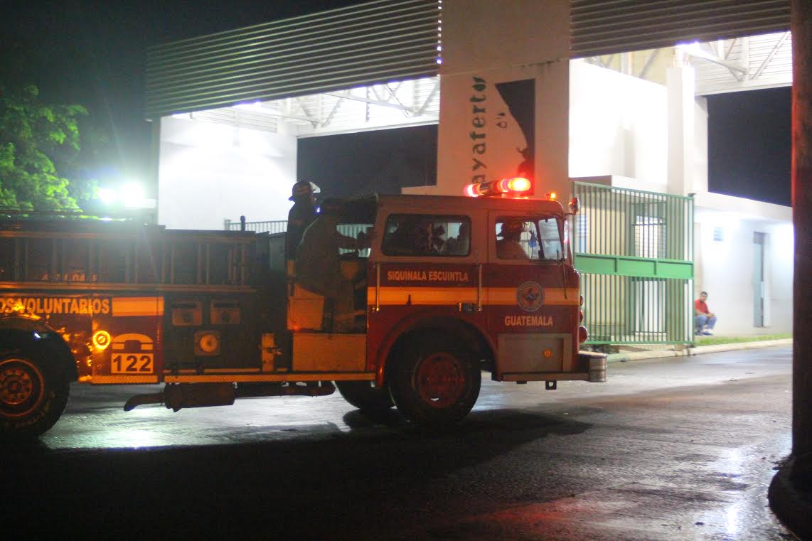 Bomberos se desplazan para combatir el siniestro. (Foto Prensa Libre: Melvin Sandoval).