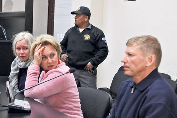 Los extranjeros escuchan los motivos de su detención, en la sala de audiencias del Juzgado Primero B de Mayor Riesgo, presidido por el juez Miguel Angel Gálvez.