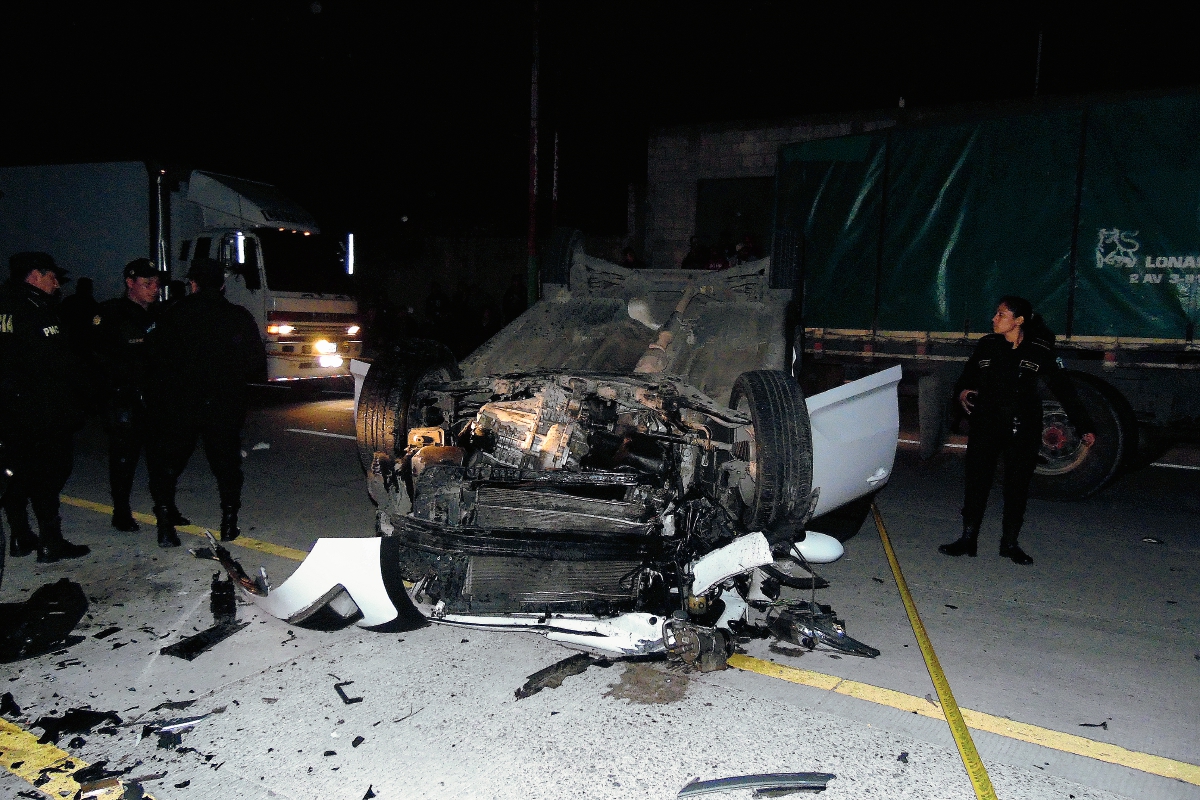 Automóvil donde se trasladaba una familia volcó al chocar con un camión, en el km 89 de Tecpán Guatemala, Chimaltenango. (Foto Prensa Libre: José Rosales)