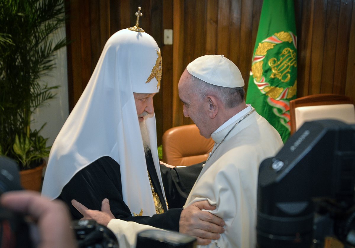 El papa Francisco y el patriarca de la Iglesia ortodoxa rusa Kirill se saludan por primera vez en Cuba. (Foto Prensa Libre: AP).