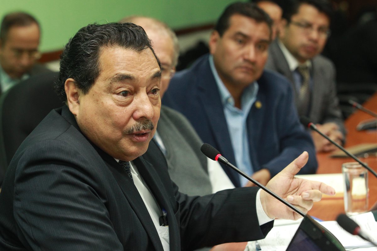 El ministro de Salud, Alfonso Cabrera, reconoció que recibió la cartera con una deuda de Q532 millones. (Foto Prensa Libre: HemerotecaPL)