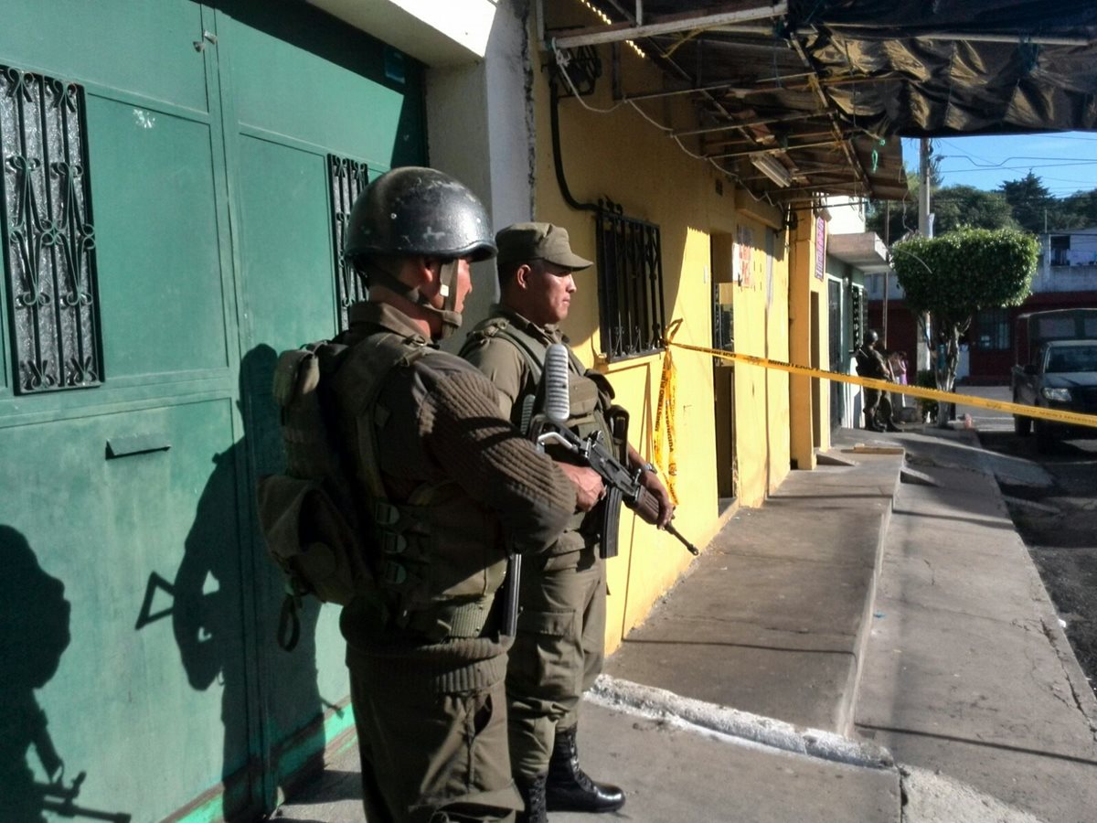 Un policía herido y un presunto pandillero muerto resultado de un operativo de las fuerzas de seguridad en la zona 18. (Foto Prensa Libre. E. Paredes) 