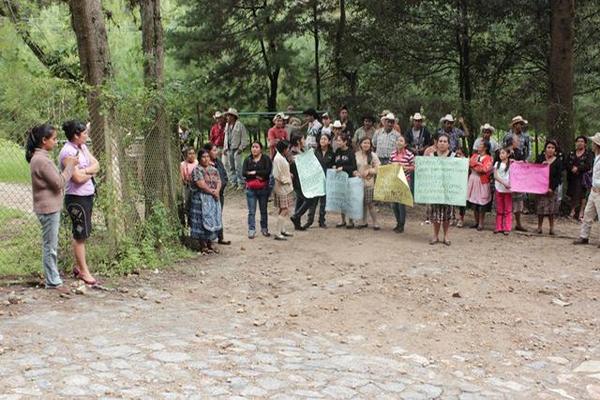 Vecinos de varias aldeas de Zaragoza, Chimaltenango cerraron represa de Empagua para exigir les asfalten carretera. (Foto Prensa Libre: Víctor Chamalé)<br _mce_bogus="1"/>