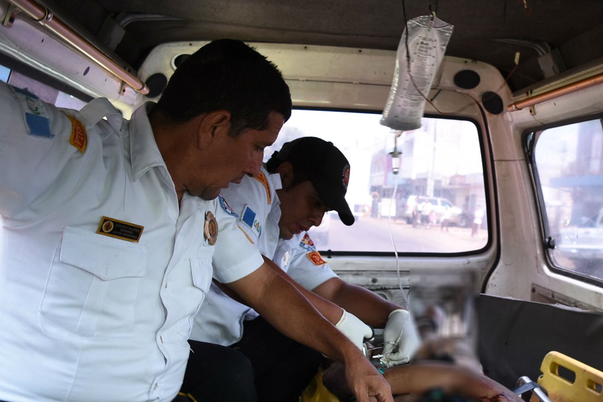 Socorristas trasladan a la capital a Alberto Santiago, luego de haber sido vapuleado en Cuilapa, Santa Rosa. (Foto Prensa Libre: Oswaldo Cardona)