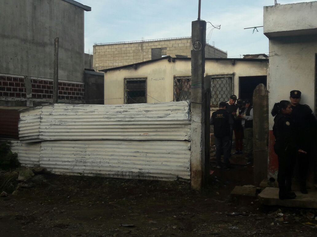 Una de las viviendas allanadas por las fuerzas de seguridad en Mixco, Villa Nueva y San Juan Sacatepéquez. (Foto Prensa Libre: PNC)
