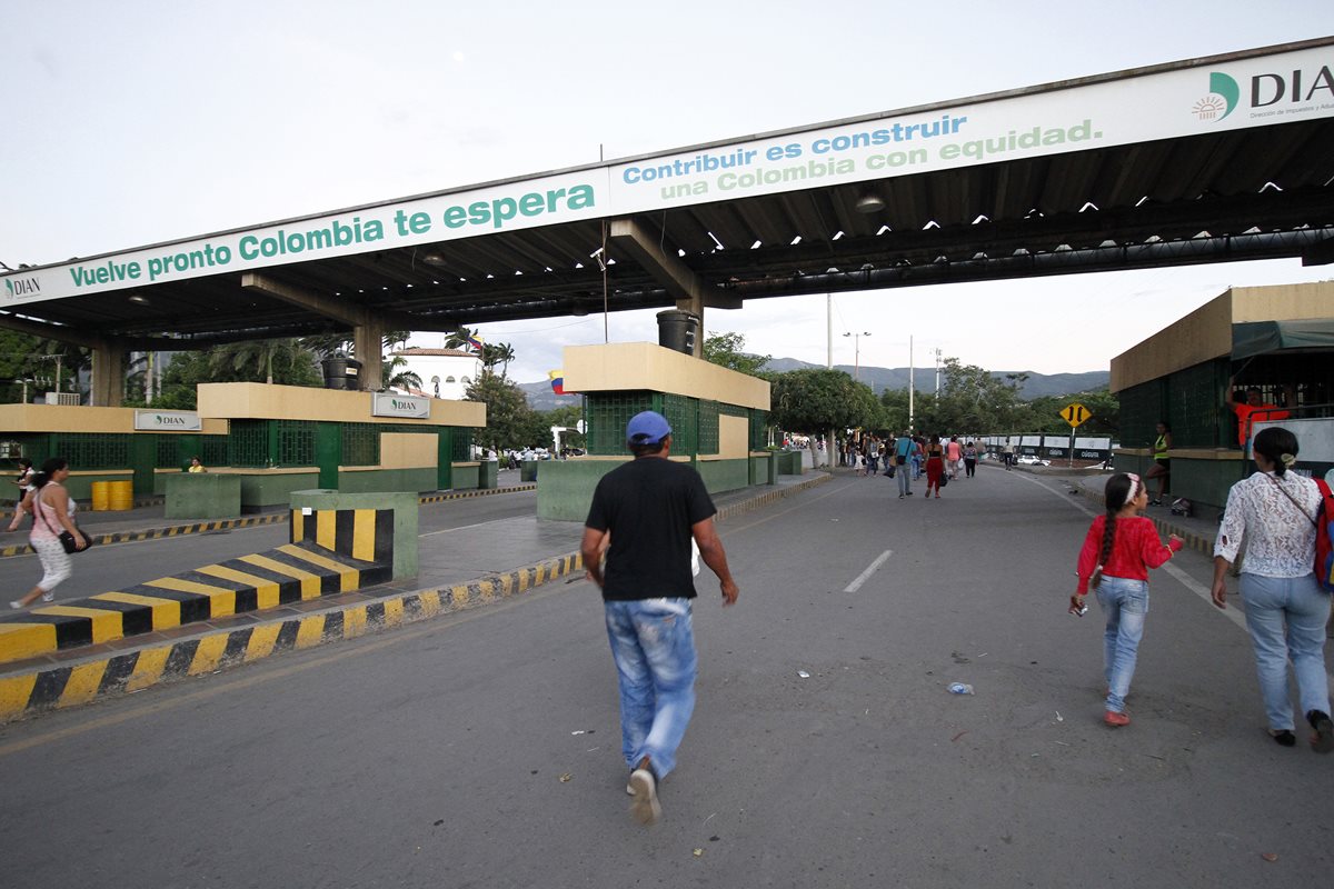 Transeúntes cruzan el puente de Simón Bolívar en el departamento de Norte de Santander, Colombia, en la frontera con Venezuela. (Foto Prensa Libre: AFP).