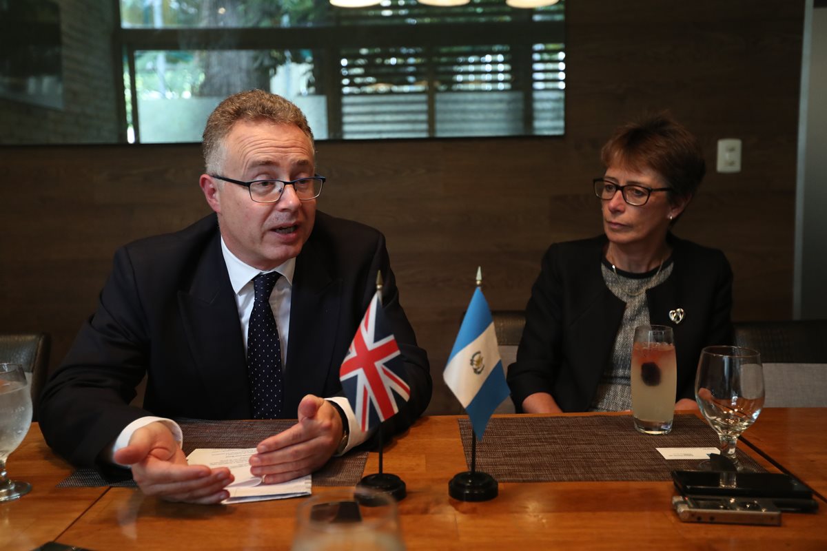 Nigel Baker, director del Departamento para América Latina de la FCO y Carolyn Davidson, embajadora del Reino Unido en Guatemala. (Foto Prensa Libre: Esbin García)