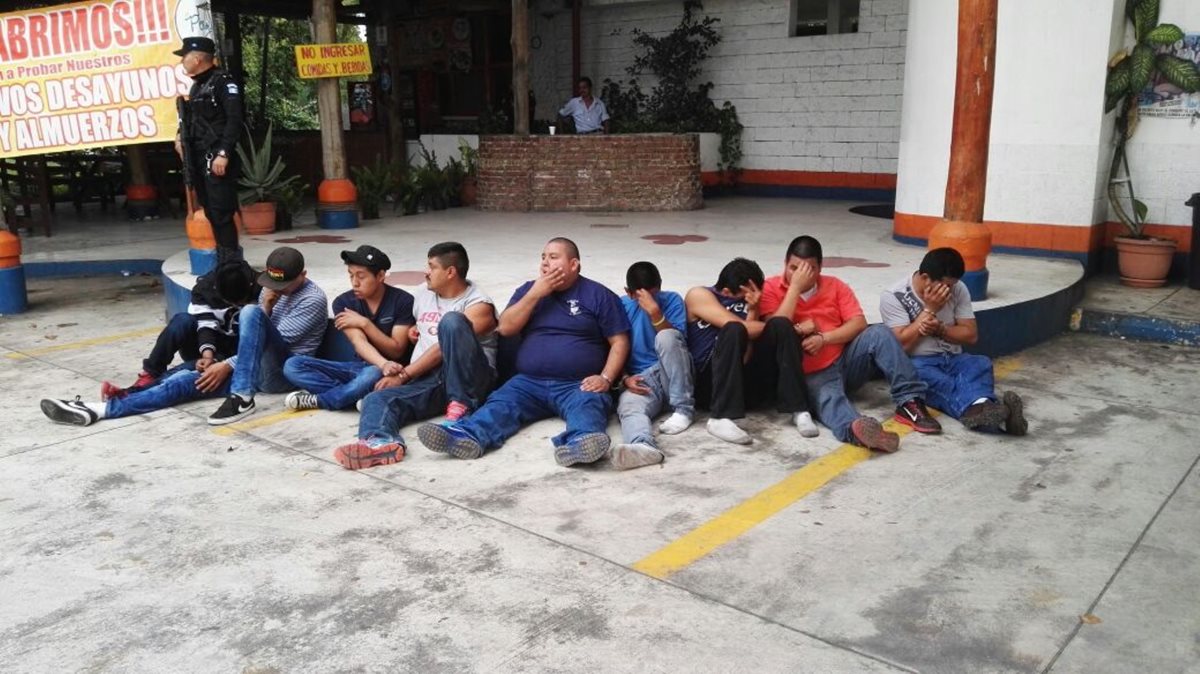 Nueve personas fueron capturadas cuando bajaban mercadería de un camión. (Foto Prensa Libre: Enrique Paredes)