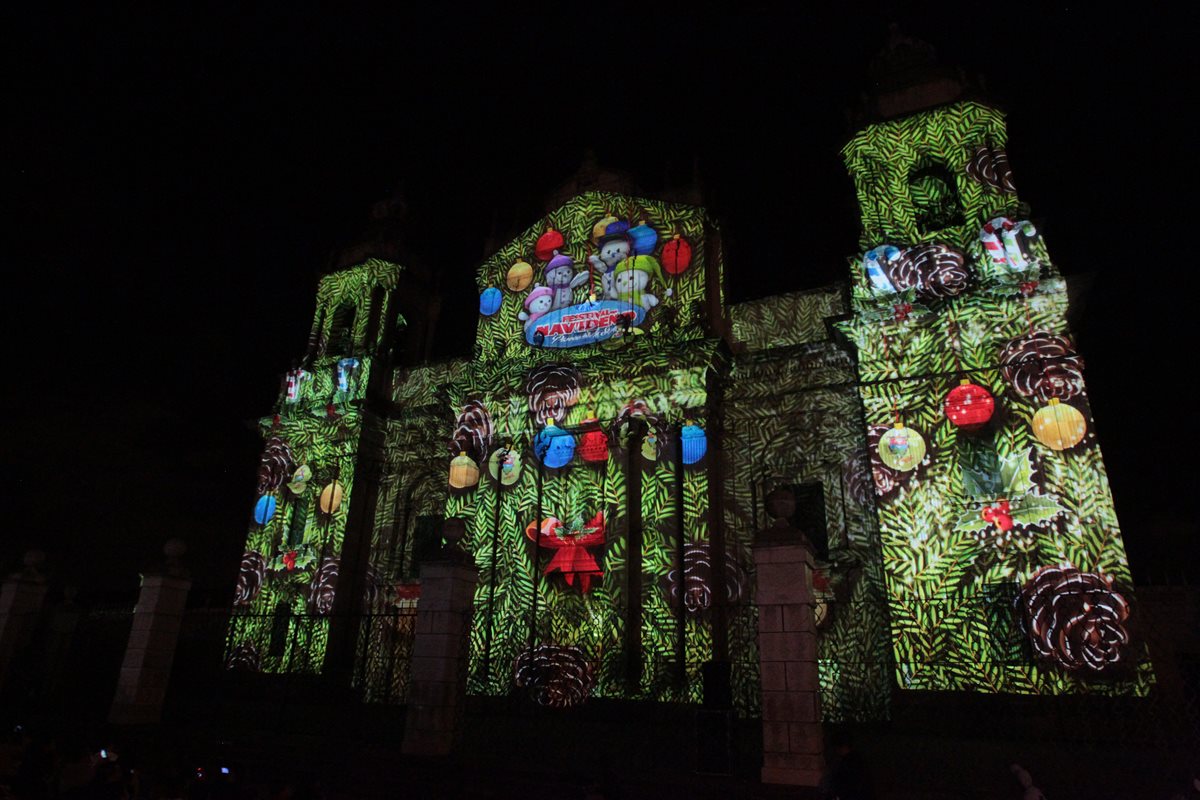 La Catedral Metropolitana se engalanón con la proyección del Mapping. (Foto Prensa Libre: Ángel Elías)