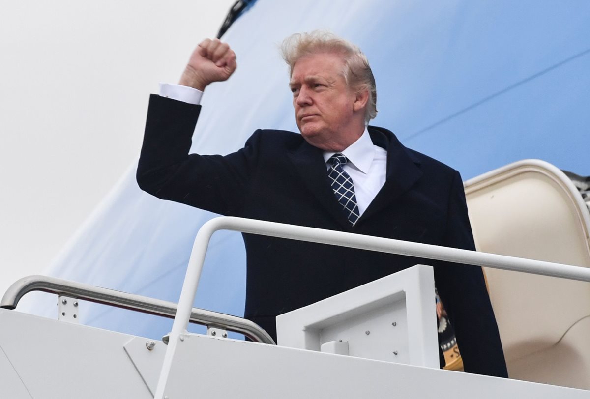 Donald Trump aborda el Air Force One en Joint Base Andrews, Maryland para un viaje de fin de semana a Mar-a-Lago.(Foto Prensa Libre:AFP).