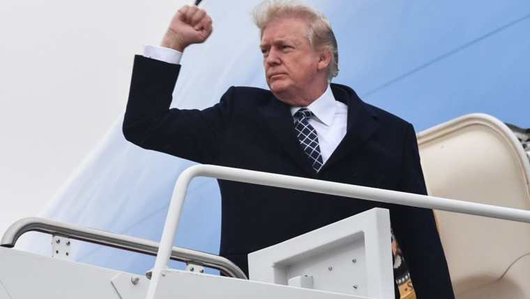 Donald Trump aborda el Air Force One en Joint Base Andrews, Maryland para un viaje de fin de semana a Mar-a-Lago.(Foto Prensa Libre:AFP).