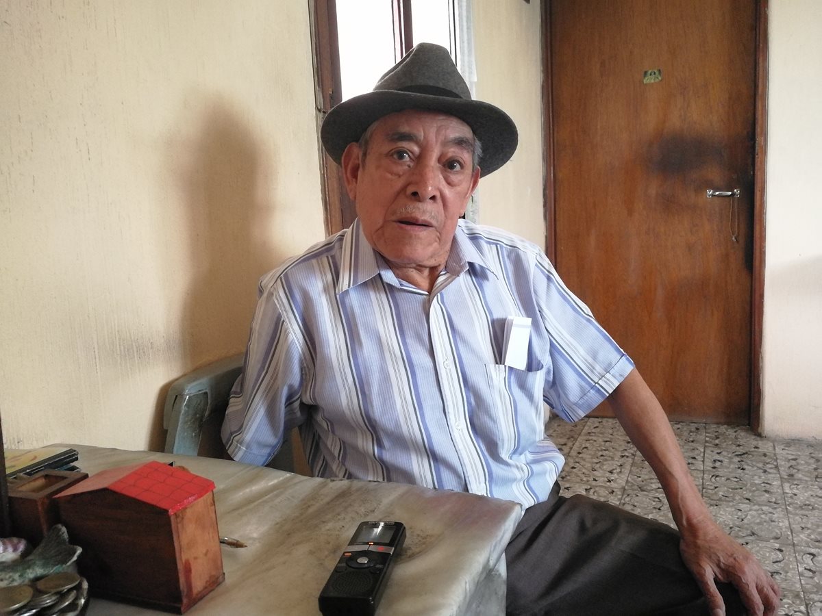 José Jerónimo Martínez, de 83 años, más conocido como "Don Chomo", en Boca del Monte.(Foto Prensa Libre: José M. Patzán)