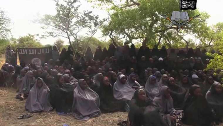 El 12 de mayo del 2014 Boko Haram difundió esta imagen de las niñas secuestradas. (Foto Prensa Libre: AP).