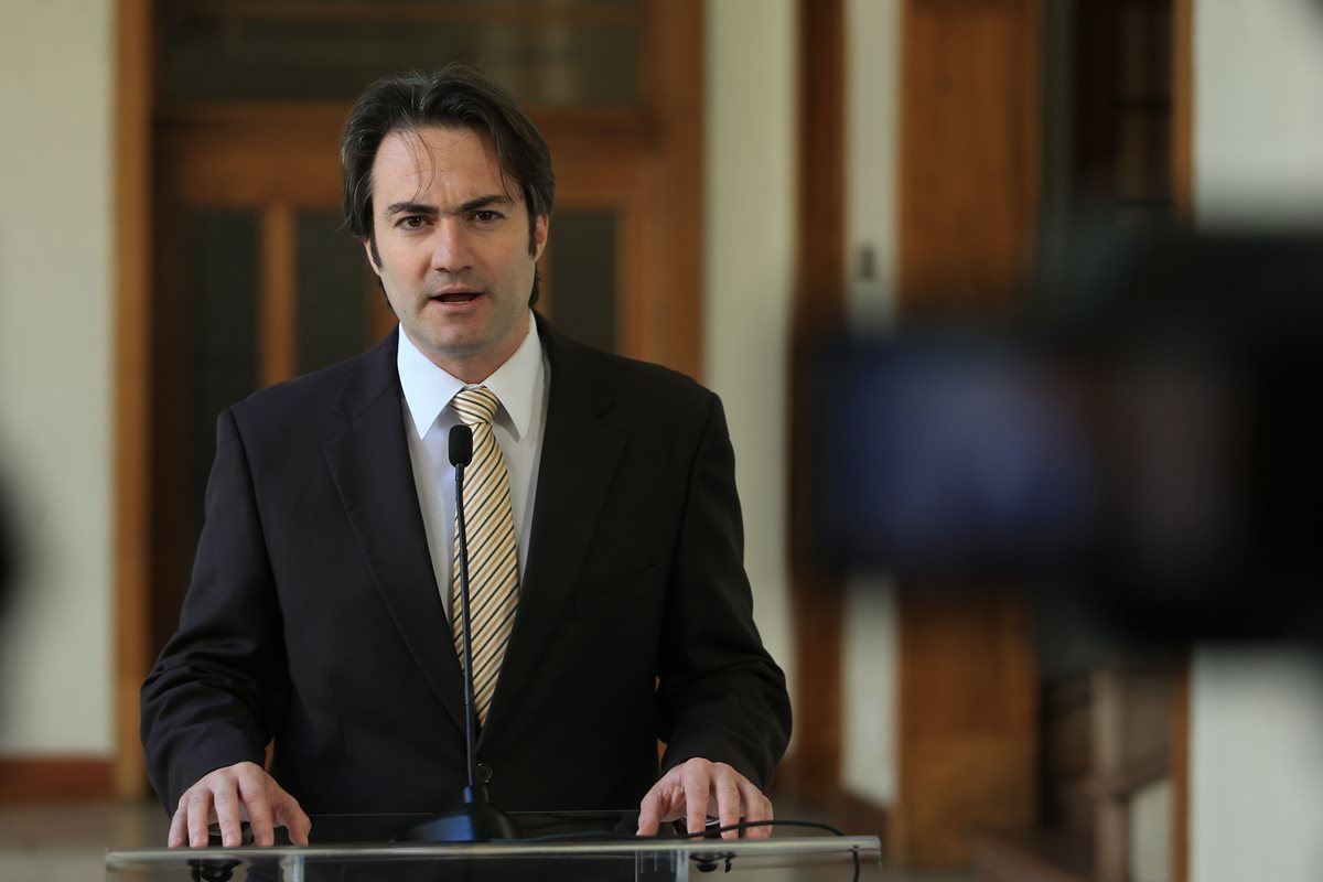 Acisclo Valladares Urruela explica el desglose de los fondos que entregará EE. UU. (Foto Prensa Libre: Cortesía SCSPR)